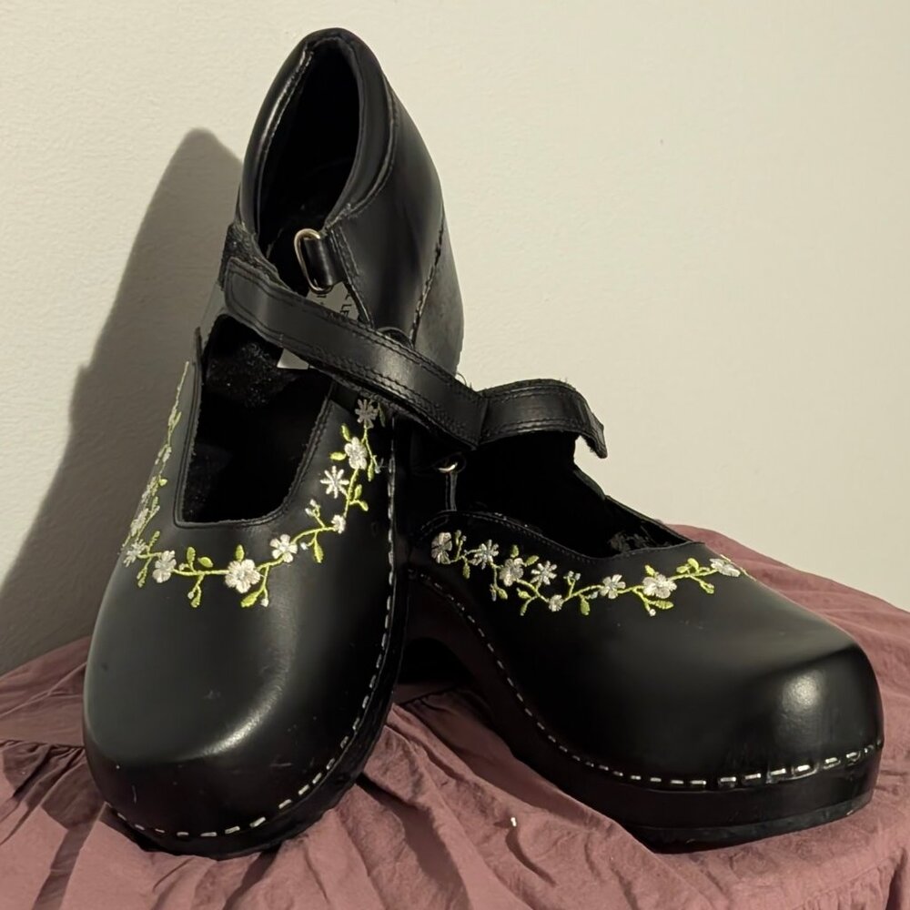 Embroidered Floral Black Clog Mary Jane Shoes | Size 11 (EU 42) | Wooden Heel